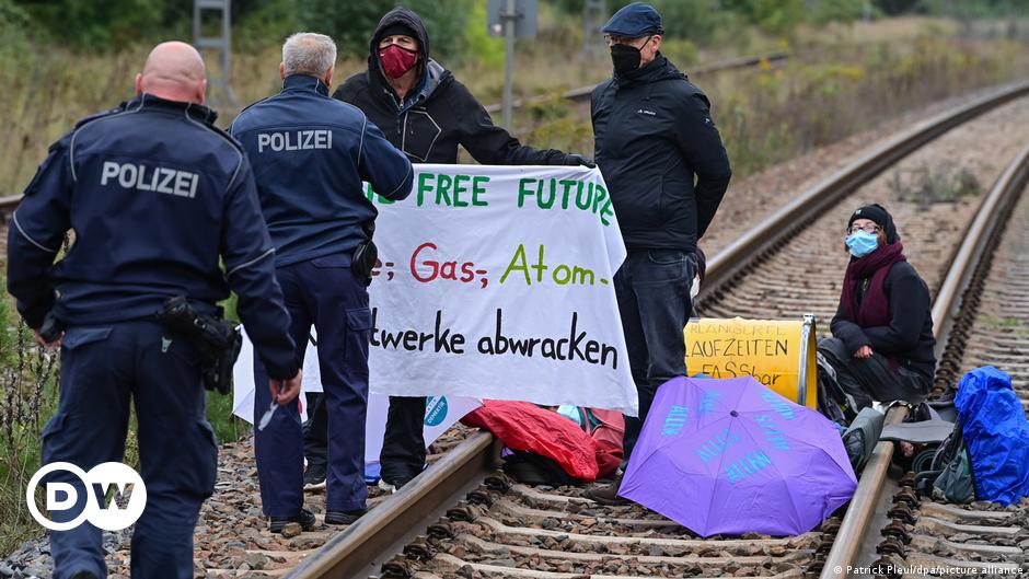 Photo of Deutschland: Verhaftungen wegen Klimaprotesten stören Berliner Kohlekraftwerk und Verkehr |  Nachrichten |  DW