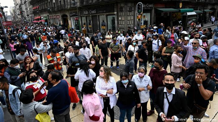 Mexiko| Menschen auf der Straße nach Erdbeben in Mexiko City