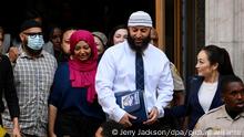 19.09.2022, USA, Baltimore: Adnan Syed (Mr) verlässt das Gerichtsgebäude nach der Anhörung in Baltimore. Ein Richter in Baltimore ordnete am Montag die Freilassung von Adnan Syed an, nachdem er seine Verurteilung wegen des Mordes an der Highschool-Schülerin Hae Min Lee im Jahr 1999 aufgehoben hatte - ein Fall, der in dem erfolgreichen Podcast Serial geschildert wurde, einer Serie über wahre Verbrechen, die die Hörer fesselte und das Genre revolutionierte. (zu dpa: «Aus Podcast «Serial» bekannter US-Fall: Mordurteil aufgehoben») Foto: Jerry Jackson/The Baltimore Sun via AP/dpa - ACHTUNG: Nur zur redaktionellen Verwendung und nur mit vollständiger Nennung des vorstehenden Credits +++ dpa-Bildfunk +++