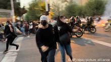 Auf diesem Bild vom Montag, 19. September 2022, das von einer nicht bei Associated Press angestellten Person aufgenommen und von AP außerhalb des Irans beschafft wurde, fliehen Frauen vor der Polizei während eines Protestes gegen den Tod einer jungen Frau, die wegen Verstoßes gegen die konservative Kleiderordnung des Landes festgenommen worden war, in der Innenstadt von Teheran, Iran. Nach dem Tod der 22-jährigen Mahsa Amini im Polizeigewahrsam haben in der iranischen Hauptstadt Teheran Tausende Menschen protestiert. (zu dpa: «Tausende demonstrieren im Iran nach Tod von Mahsa Amini») +++ dpa-Bildfunk +++