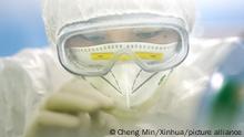 14.02.2020
Eine Mitarbeiterin arbeitet in einem medizinischen Labor in Wuhan in der zentralchinesischen Provinz Hubei. Als designierter Dienstleister für den Nukleinsäure-Nachweis des neuartigen Coronavirus führt das Labor von KingMed Diagnostics Nachweistests durch. Nach der neuen Einstufung der Virusfälle in China ist die Zahl der bestätigten Ansteckungen am Freitag (14.02.2020) erneut stark gestiegen. Allein in der schwer betroffenen Provinz Hubei kamen innerhalb eines Tages mehrere tausend Infektionen hinzu. +++ dpa-Bildfunk +++