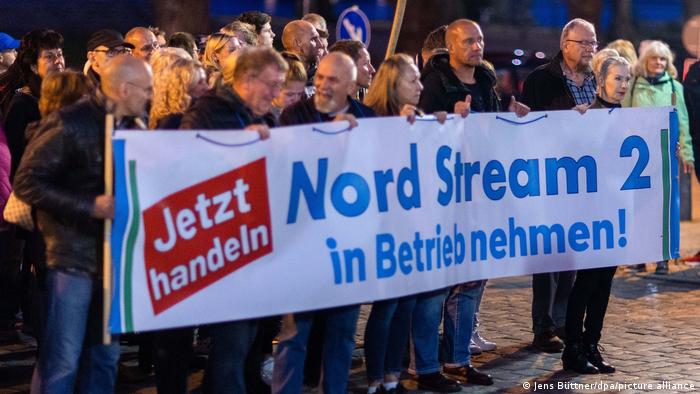 Demonstranci w Schwerinie w Meklemburgii-Pomorzu Przednim żądają uruchomienia Nord Stream 2