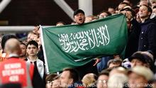 23.10.2021. Großbritannien, Fußball: Premier League, England, Crystal Palace - Newcastle United, 9. Spieltag: Ein Fan von Newcastle United hält die Fahne von Saudi-Arabien während des Spiels hoch. Die Fans von Newcastle United dürfen im Stadion wieder arabische Kostüme tragen. +++ dpa-Bildfunk +++