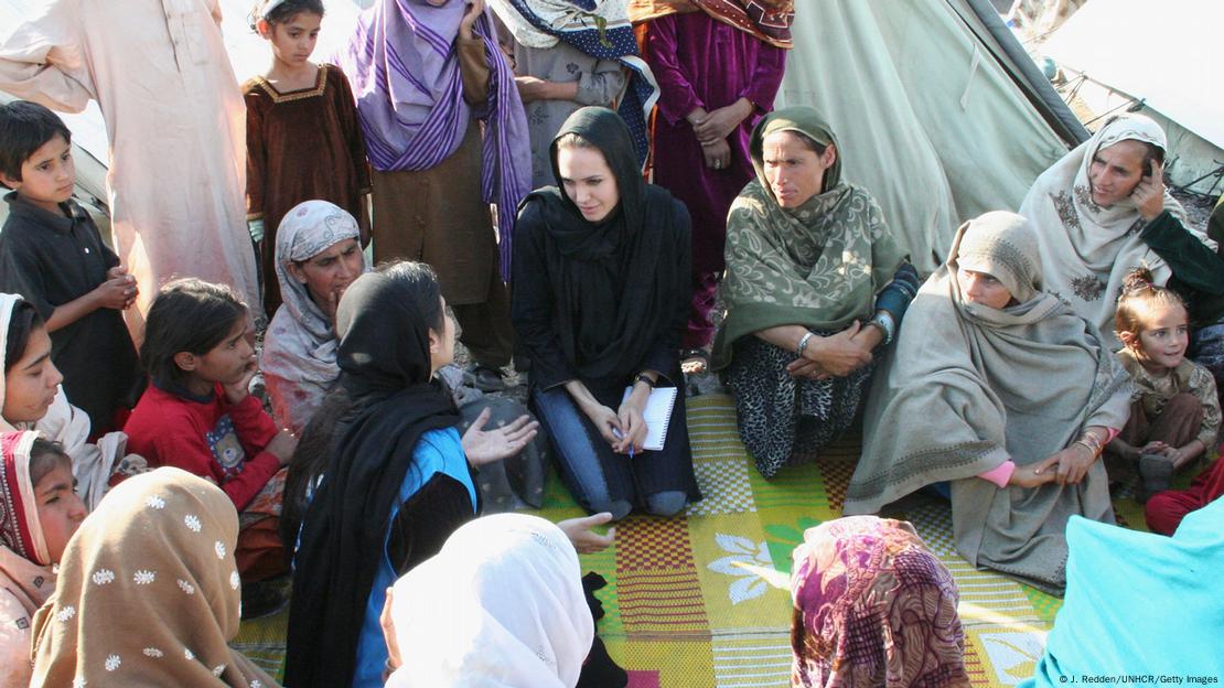 انجلینا جولي د ۲۰۰۵م کال په نومبر کې د حبیب الله کړۍ کمپ څخه د کتنې پر مهال