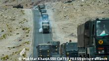 20.9.2022, Ladakh, Indien, Indian army vehicles move in a convoy in the cold desert region of Ladakh, India, Tuesday, Sept. 20, 2022. (AP Photo/Mukhtar Khan)
