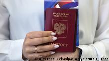 4.7.2022, Luhansk, Ukraine, DIESES FOTO WIRD VON DER RUSSISCHEN STAATSAGENTUR TASS ZUR VERFÜGUNG GESTELLT. [LUGANSK, LUGANSK PEOPLE'S REPUBLIC - JULY 1, 2022: The first centre issuing Russian passports in the Lugansk People's Republic. The republic's citizens were able to receive Russian passports earlier, but for this they had to travel to Russia. According to Lugansk People's Republic Head Leonid Pasechnik, over 284 thousand citizens have already been given Russian citizenship. On 24 April 2019, Russia's President Vladimir Putin signed a decree to simplify the procedure for obtaining Russian passports for residents of the Donetsk People's Republic and Lugansk People's Republic. Alexander Reka/TASS]