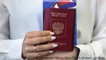 4.7.2022, Luhansk, Ukraine, DIESES FOTO WIRD VON DER RUSSISCHEN STAATSAGENTUR TASS ZUR VERFÜGUNG GESTELLT. [LUGANSK, LUGANSK PEOPLE'S REPUBLIC - JULY 1, 2022: The first centre issuing Russian passports in the Lugansk People's Republic. The republic's citizens were able to receive Russian passports earlier, but for this they had to travel to Russia. According to Lugansk People's Republic Head Leonid Pasechnik, over 284 thousand citizens have already been given Russian citizenship. On 24 April 2019, Russia's President Vladimir Putin signed a decree to simplify the procedure for obtaining Russian passports for residents of the Donetsk People's Republic and Lugansk People's Republic. Alexander Reka/TASS]