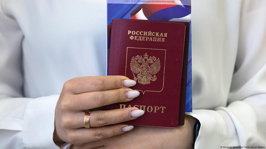 Русия издава руски паспорти на хората в окупираните региони на Луганск и Донецк