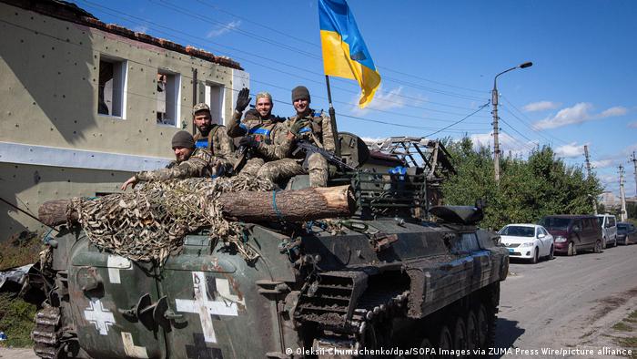 Ukrainische Soldaten auf einem gepanzerten Mannschaftswagen in Isjum, Ukraine