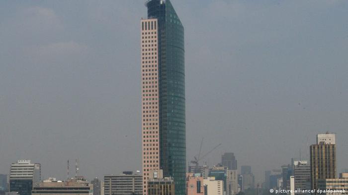 La Torre Mayor, un alto rascacielos en la Ciudad de México. 