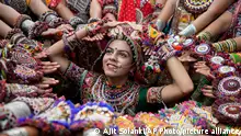 20.09.2022 +++ Women wearing traditional attire pose for photographs as they practice the Garba, the traditional dance of Gujarat state, ahead of Navratri in Ahmedabad, India, Tuesday, Sept. 20, 2022. The Hindu festival of Navratri, or nine nights, will begin Sept. 26. (AP Photo/Ajit Solanki)