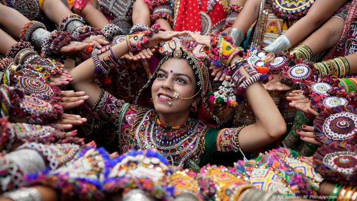 Mujeres indias, vestidas con atuendos tradicionales.