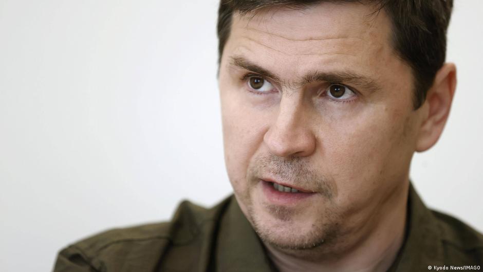 Подоляк про зустріч у Парижі: Зеленський "звірить годинники" щодо гарантій безпеки