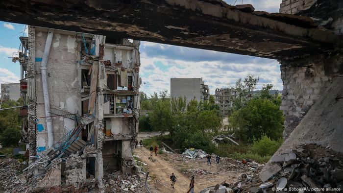 Vista de la destrucción en la ciudad de Izyum, región de Kharkiv, Ucrania, el 19 de septiembre de 2022. La ciudad fue destruida por los ataques rusos y fue recapturada por las fuerzas ucranianas el 10 de septiembre de este año