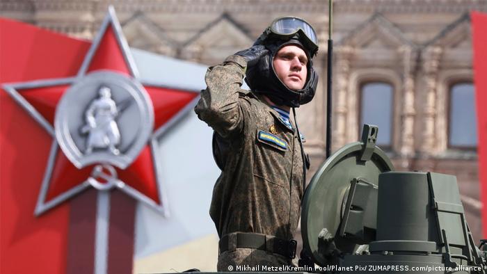 Një ushtar rus përshëndet ndërsa kalon tribunën e rishikimit gjatë paradës ushtarake të Ditës së Fitores në Moskë në maj 2022