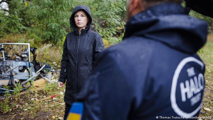 خلال زيارتها كييف، تعهدت وزيرة الخارجية الألمانية بتقديم دعم لجهود إزالة الألغام (10/9/2022)