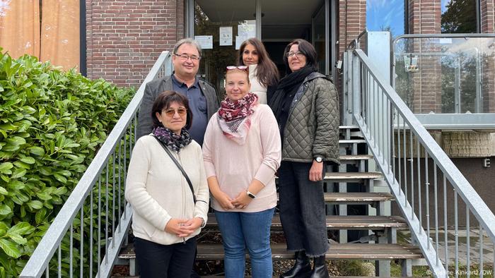 The helpers in Herzogenrath standing on the steps at the entrance to their workplace. Back row (left to right): Frank Ungerathen, Mahkameh Robatian,, Michaela Lee, in the front: Olga Meier, Anastasya Zlobino