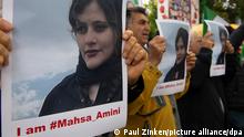 Bei einem Protest des Nationalen Widerstandsrates Iran (NWRI) vor der iranischen Botschaft in Berlin halten Teilnehmer Bilder der verstorbenen Mahsa Amini in Händen. Die junge Frau war am vergangenen Dienstag von der Sitten- und Religionspolizei wegen ihres «unislamischen Outfits» festgenommen worden. +++ dpa-Bildfunk +++