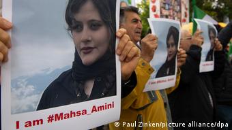 Mahsa Amini Protest vor der iranischen Botschaft in Berlin