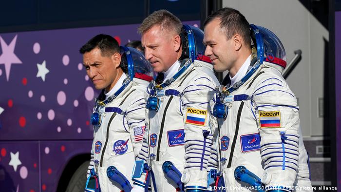 La tripulación del Soyuz de izqu. a der.: el estadounidense Frank Rubio, de la NASA, y los rusos Serguéi Prokópiev y Dmitri Petelin, de la agencia espacial rusa Roscosmos