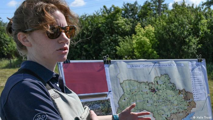مايري كننغهام الخبيرة في منظمة هالو ترست التي تشارك في جهود إزالة الألغام في أوكرانيا (21/9/2022)