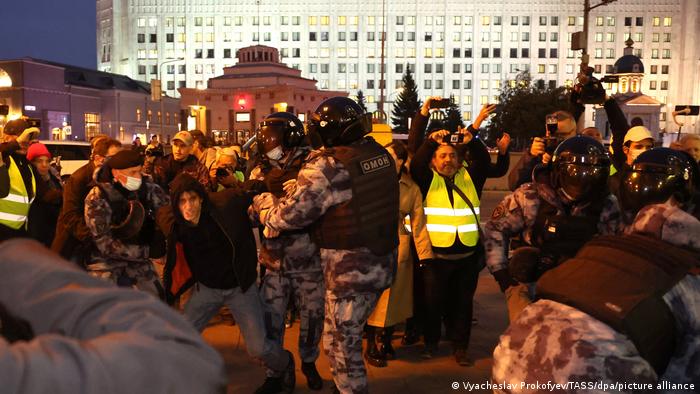 部分动员令公布后，莫斯科警察在街上逮捕示威者