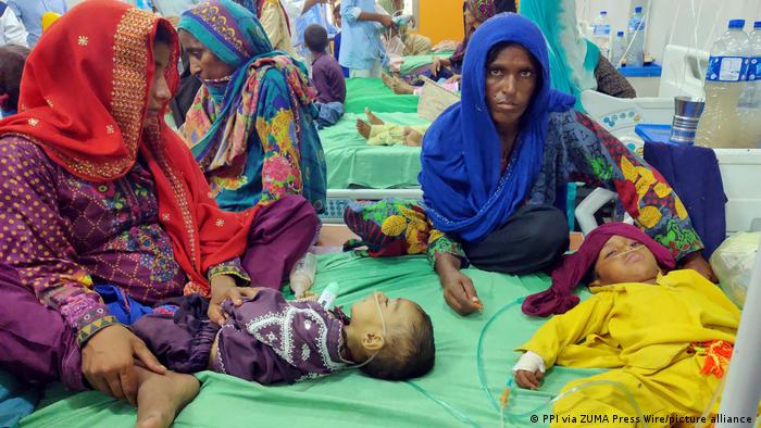 Kinder werden im Zivilkrankenhaus in Sukkur in Pakistan behandelt mit Infusionen