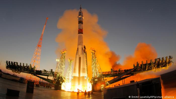 Die Sojus-Trägerrakete mit der Raumkapsel beim Start 