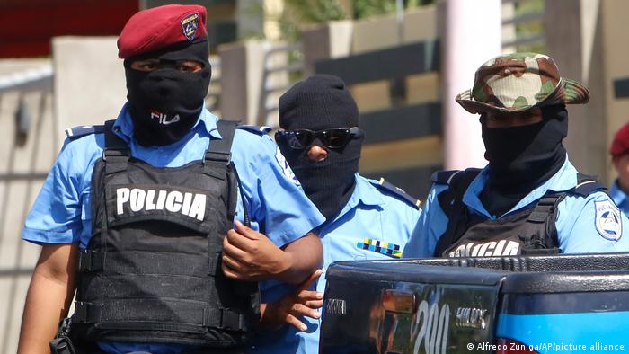 Policías enmascarados son parte del aparato de represión del gobierno de Daniel Ortega, que desde 2018 impide realizar manifestaciones o protestas opositoras y mantiene encarcelados a más de 205 presos políticos. (Foto de archivo: 14.07.2018)