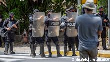 02.06.2021 Polizisten sperren eine Straße während der Durchsuchung des Hauses der Kandidatin Cristina Chamorro. Im November 2021 sollten in Nicaragua Präsidentschaftswahlen stattfinden. Mindestens fünf Kandidaten von Oppositionsbündnissen wurden aber innerhalb weniger Wochen festgenommen.