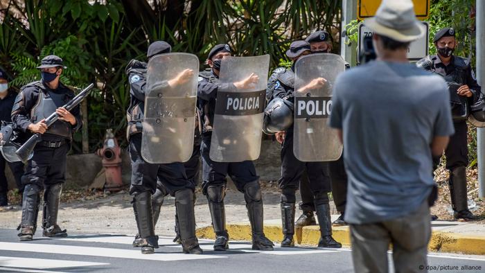 Nicaragua, Managua |  Police forces block a street