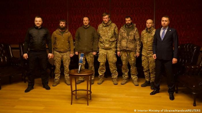 Ukraine: Azovstal commanders among 215 soldiers released in prisoner exchange with Russia | News | DW | 21.09.2022