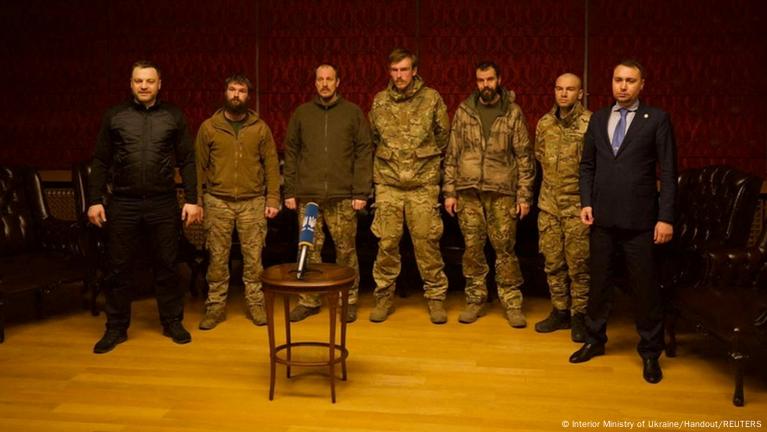 Ukraine: Azovstal commanders released in prisoner exchange – DW – 09/22 ...