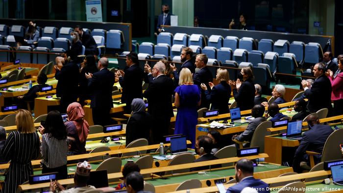 Nach Selenskyjs Rede stehen viele Zuhörer im UN-Sitzungssaal auf und applaudieren 