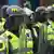 Policías antidisturbios en Reino Unido.