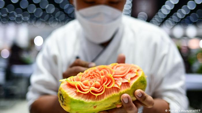 Parece una cosa extraterrestre, pero se trata de una creación humana. Un participante tailandés de la 26 Copa Culinaria Internacional de Tailandia, que se celebra en la capital Bangkok, talló patrones en esta una papaya durante una competencia de tallado de frutas y verduras.