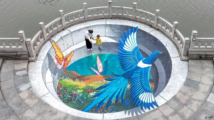 Esta impresionante foto aérea muestra una mujer y un niño que aparentemente están dentro de una estructura en Handan, China. Sin embargo, se trata de una pintura en formato 3D, que junto a otras cuatro obras adornan las orilla del río Fuyang.