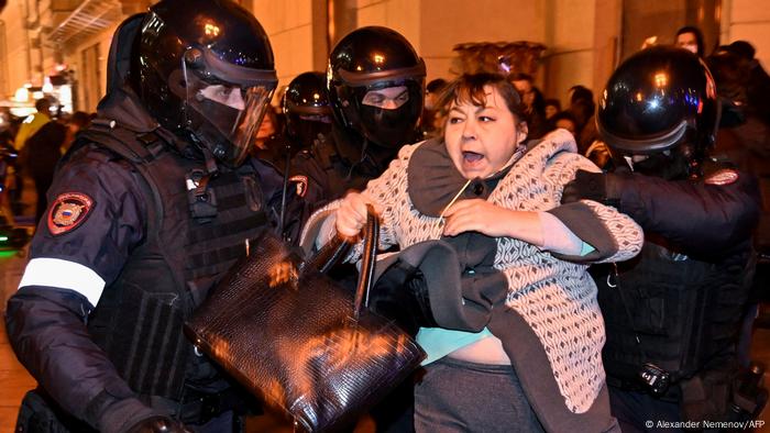 Nëpunësit e policisë arrestojnë një grua në Moskë më 21 shtator 2022, gjatë protestave kundër mobilizimit të pjesshëm të shpallur nga Presidenti Vladimir Putin