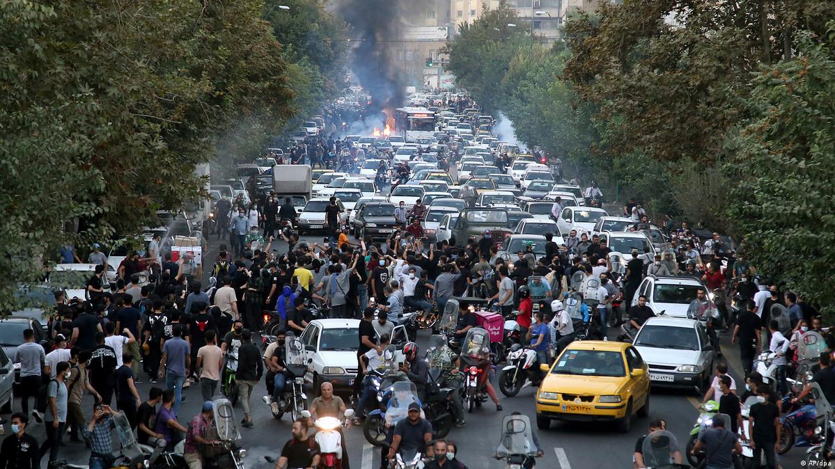 Първите протести избухнаха на 16 септември по време на погребалната церемония на Джина Махса Амини в нейния роден град Секезе и в административния център на Ирански Кюрдистан - град Сенендедж. Малко след това протести се надигнаха в цялата страна. Днес такива се провеждат почти в 100 града в страната. 