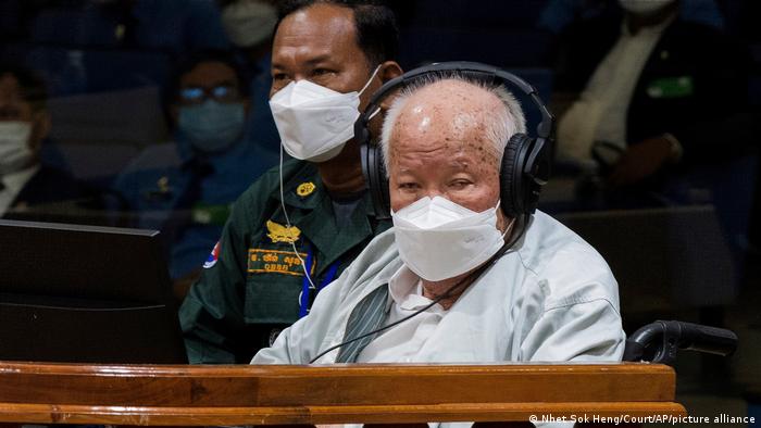 El antiguo presidente del régimen comunista de Camboya, Khieu Samphan, en la sala del tribunal especial de Camboya (22.09.2022)
