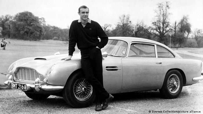 Sean Connery pored automobila Aston Martin iz 1964.