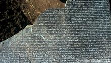 Potsdam (Brandenburg): Bei Ausgrabungen im ägyptischen Nildelta sind Potsdamer Wissenschaftler nach eigenen Angaben auf einen Jahrhundertfund gestoßen: Gemeinsam mit ägyptischen Kollegen hätten sie in Tell Basta einen «Bilinguae-Stein» aus dem Jahre 238 vor Christus entdeckt, wie Grabungsleiter Christian Tietze am 19.04.2004 in Potsdam mitteilte. «Ein vergleichbarer Stein ist seit rund 120 Jahren nicht mehr gefunden worden», sagte Tietze. In den grauen Granit sei in zwei Sprachen ein Dekret von König Ptolemaios III. Euergetes II. gemeißelt (oben: demotisch, unten: griechisch). Der Fund entspreche in seiner Art dem «Stein von Rosette», der 1799 die Entzifferung der altägyptischen Hieroglyphen ermöglicht hatte. (PDM001-190404)