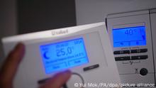 Eine Frau bedient ein drahtloses Raumthermostat für den Hausgebrauch. Der Preisdeckel für die jährlichen Gas- und Stromkosten privater Haushalte in Großbritannien wird im Oktober auf 3549 Pfund (umgerechnet mehr als 4200 Euro) steigen. (zu dpa Britischer Energiepreisdeckel steigt auf mehr als 3500 Pfund) +++ dpa-Bildfunk +++