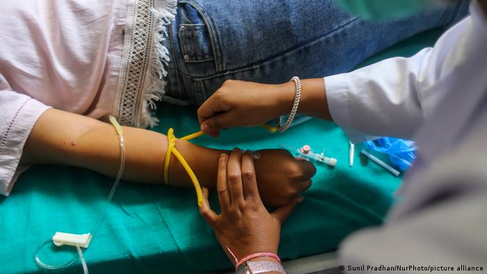 Una paciente con dengue es atendida en un hospital de Nepal.