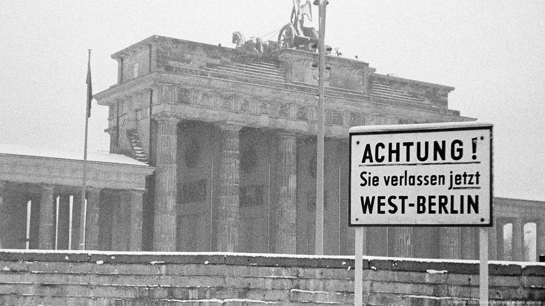To Τείχος του Βερολίνου μπροστά από την Πύλη του Βρανδεμβούργου τον Δεκέμβριο του 1968 