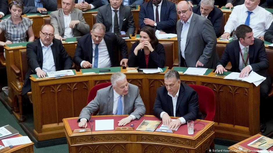 Zamenik mađarskog premijera Žolt Semjen (napred, levo) pored premijera Viktora Orbana u parlamentu u Budimpešti