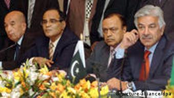 وزیر نفت پاکستان، خواجه آصف (راست)، و همتای هندی وی، مورلی دئورا (نفر دوم از راست)، و وزیر معادن افغانستان، محمد ابراهیم (چپ) در ۲۴ آوریل ۲۰۰۸ در اسلام‌آباد در مورد خط لوله حمل گاز طبیعی برای انتقال انرژی از ترکمنستان به پاکستان و هند از طریق افغانستان به بحث نشستند.