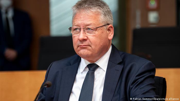 德国联邦情报局局长卡尔：对中资入股德国核心基础设施应“慎之又慎”。