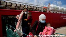 22.09.2022 A family disembark the Spanish NGO Open Arms lifeguard ship after docking at Messina port, in Sicily, Italy, Thursday, Sept. 22, 2022. More than four hundreds migrants from Egypt, Syria, Pakistan Bangladesh, Eritrea, Sudan, Ethiopia, Somalia, were rescued by NGO Open Arms crew members. (AP Photo/Petros Karadjias)