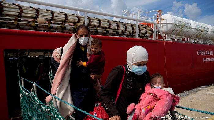 Italien, Messina | Flüchtlinge verlassen das Rettungsschiff Open Arms Uno